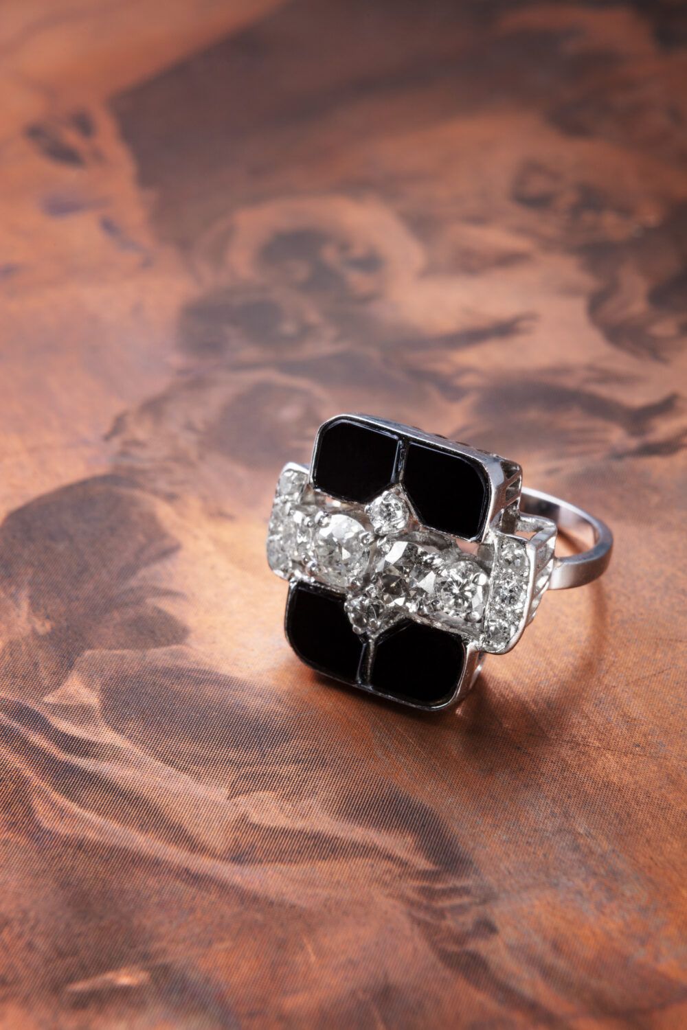 Werbefotografie Produktfoto eines silbernen Rings mit Diamanten, präsentiert auf einer alten Druckerplatte, Oscar Steffen Jewelry, erstellt von Photostudio Luzern